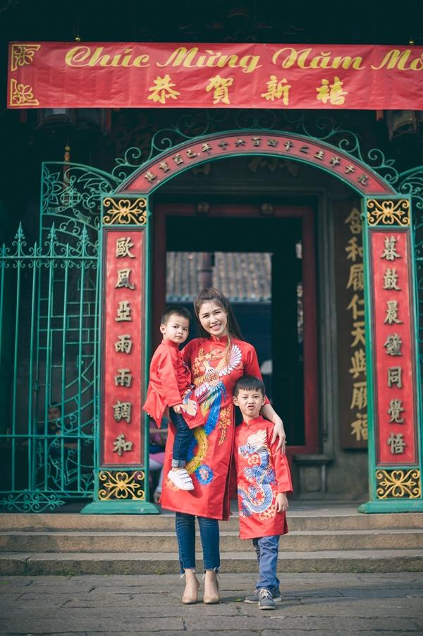 Gia đình Đăng Khôi hạnh phúc đi chùa đầu năm-6