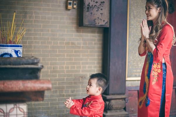 Gia đình Đăng Khôi hạnh phúc đi chùa đầu năm-7