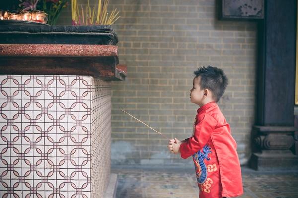 Gia đình Đăng Khôi hạnh phúc đi chùa đầu năm-8