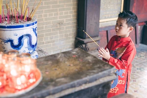 Gia đình Đăng Khôi hạnh phúc đi chùa đầu năm-9