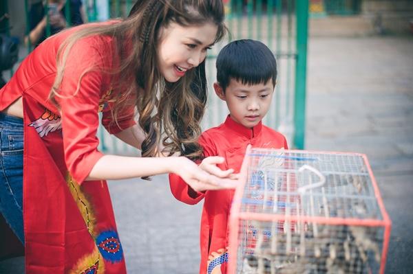 Gia đình Đăng Khôi hạnh phúc đi chùa đầu năm-10