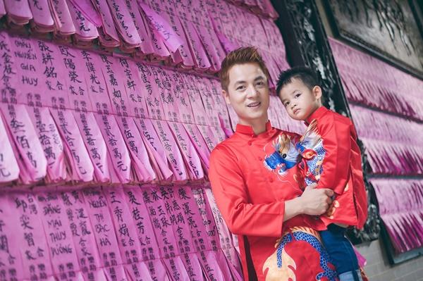 Gia đình Đăng Khôi hạnh phúc đi chùa đầu năm-12