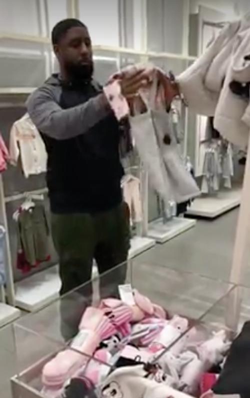 Cách ông bố lựa quần áo cho con cực dễ thương khiến hàng triệu trái tim tan chảy-3