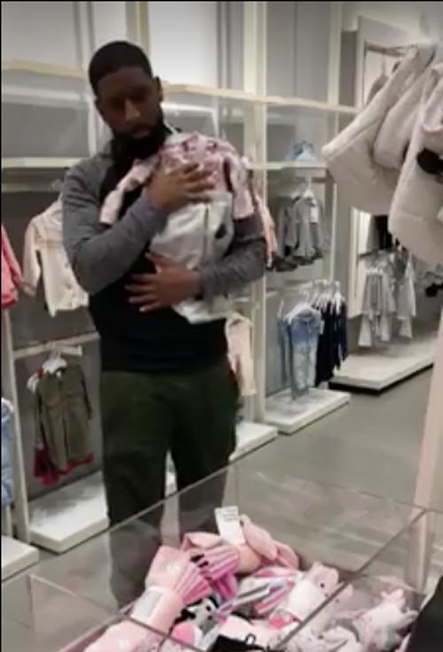 Cách ông bố lựa quần áo cho con cực dễ thương khiến hàng triệu trái tim tan chảy-5