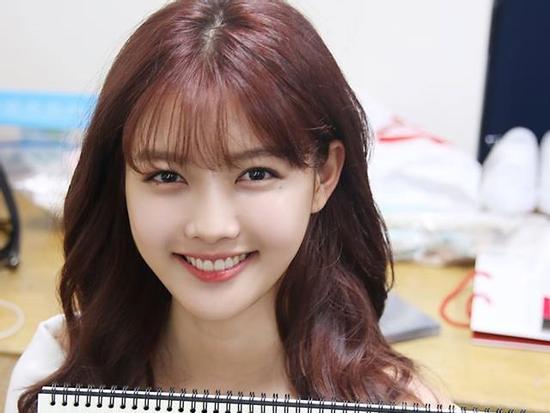 Sao Hàn 18/2: 'Mây họa ánh trăng' Kim Yoo Jung tự tay vẽ lời chúc năm mới tặng fans