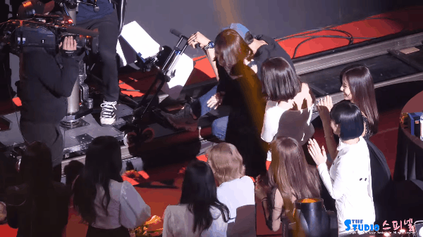 Nayeon (TWICE) đáng yêu khi cố tặng hoa cho IU sau thất bại lần một-1