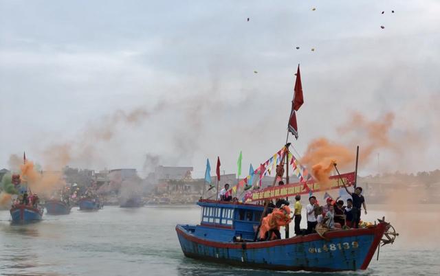 Ngàn người xem lễ xông biển đầu năm ở cửa biển Sa Huỳnh-2