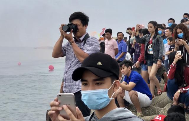 Ngàn người xem lễ xông biển đầu năm ở cửa biển Sa Huỳnh-4