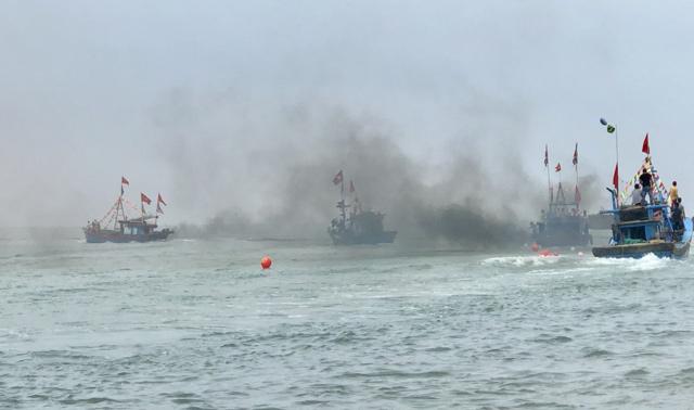 Ngàn người xem lễ xông biển đầu năm ở cửa biển Sa Huỳnh-5