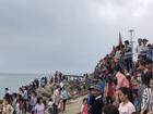 Ngàn người xem lễ 'xông biển' đầu năm ở cửa biển Sa Huỳnh
