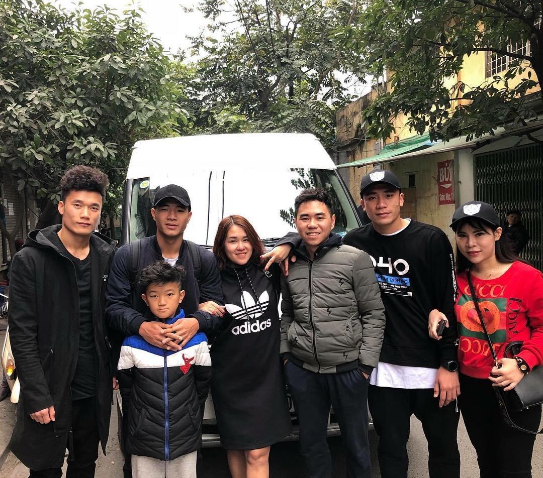 Bình thường Bùi Tiến Dũng đã được để ý lắm rồi nhưng Tết này mái tóc súp lơ của anh mới là hot topic-2