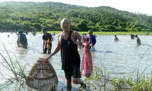 Độc đáo lễ hội đánh cá cầu may dưới chân núi Hồng Lĩnh-1