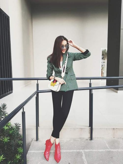 Mùng 3 Tết: Mỹ Tâm diện váy vàng nổi bật, đối lập dàn sao Việt mải mê với tông đen-2