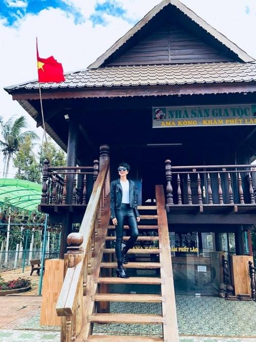 Mùng 3 Tết: Mỹ Tâm diện váy vàng nổi bật, đối lập dàn sao Việt mải mê với tông đen-3