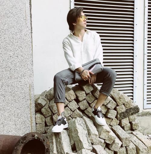 Mùng 3 Tết: Mỹ Tâm diện váy vàng nổi bật, đối lập dàn sao Việt mải mê với tông đen-7