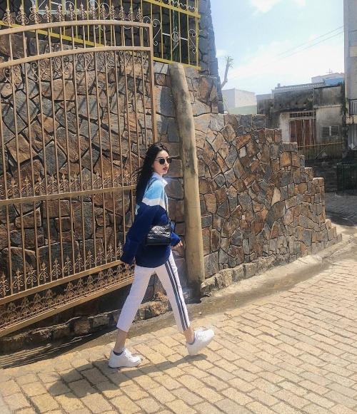 Mùng 3 Tết: Mỹ Tâm diện váy vàng nổi bật, đối lập dàn sao Việt mải mê với tông đen-9