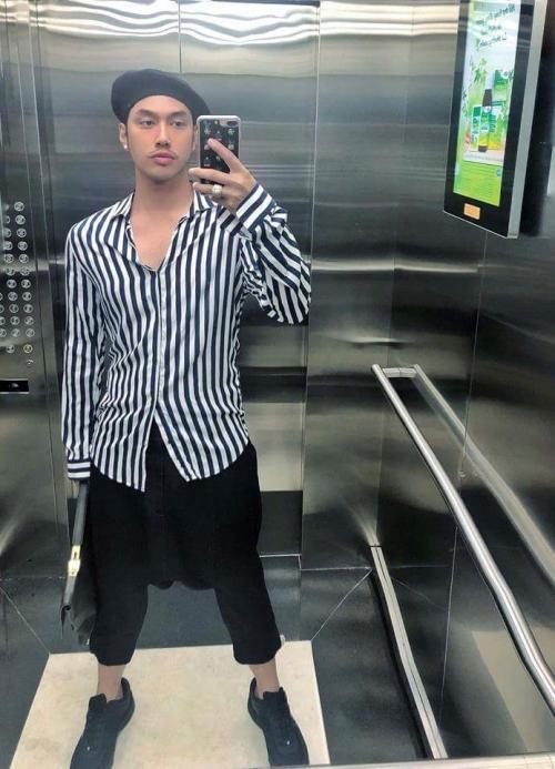 Mùng 3 Tết: Mỹ Tâm diện váy vàng nổi bật, đối lập dàn sao Việt mải mê với tông đen-11