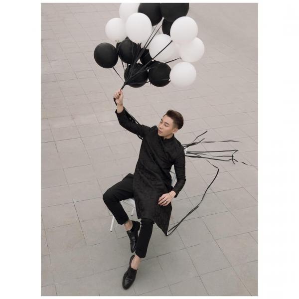 Mùng 3 Tết: Mỹ Tâm diện váy vàng nổi bật, đối lập dàn sao Việt mải mê với tông đen-12