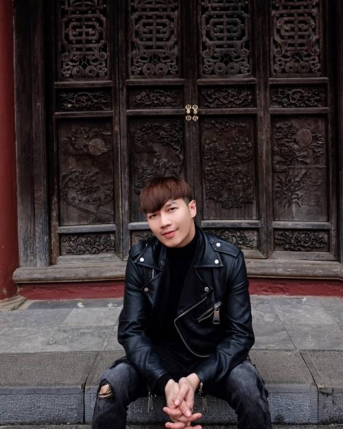 Mùng 3 Tết: Mỹ Tâm diện váy vàng nổi bật, đối lập dàn sao Việt mải mê với tông đen-13