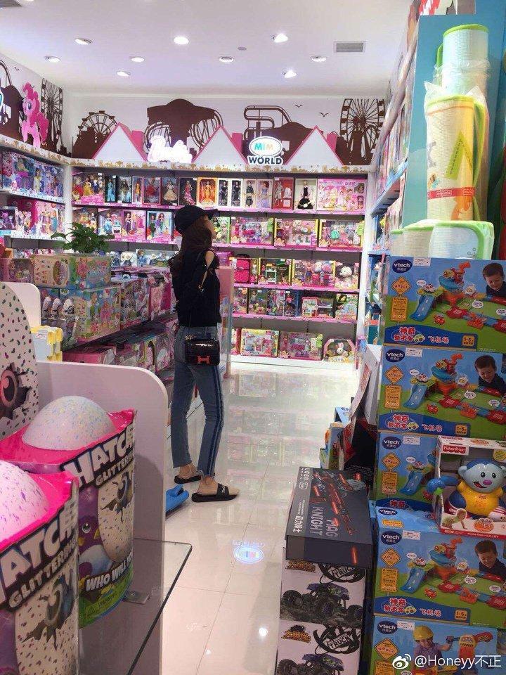 Tạm quên những hình ảnh lộng lẫy xa hoa, sao Hoa ngữ giản dị quây quần bên gia đình ngày đầu năm-4