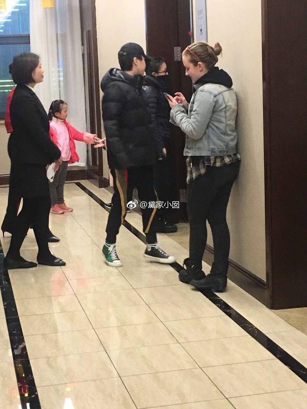 Tạm quên những hình ảnh lộng lẫy xa hoa, sao Hoa ngữ giản dị quây quần bên gia đình ngày đầu năm-6