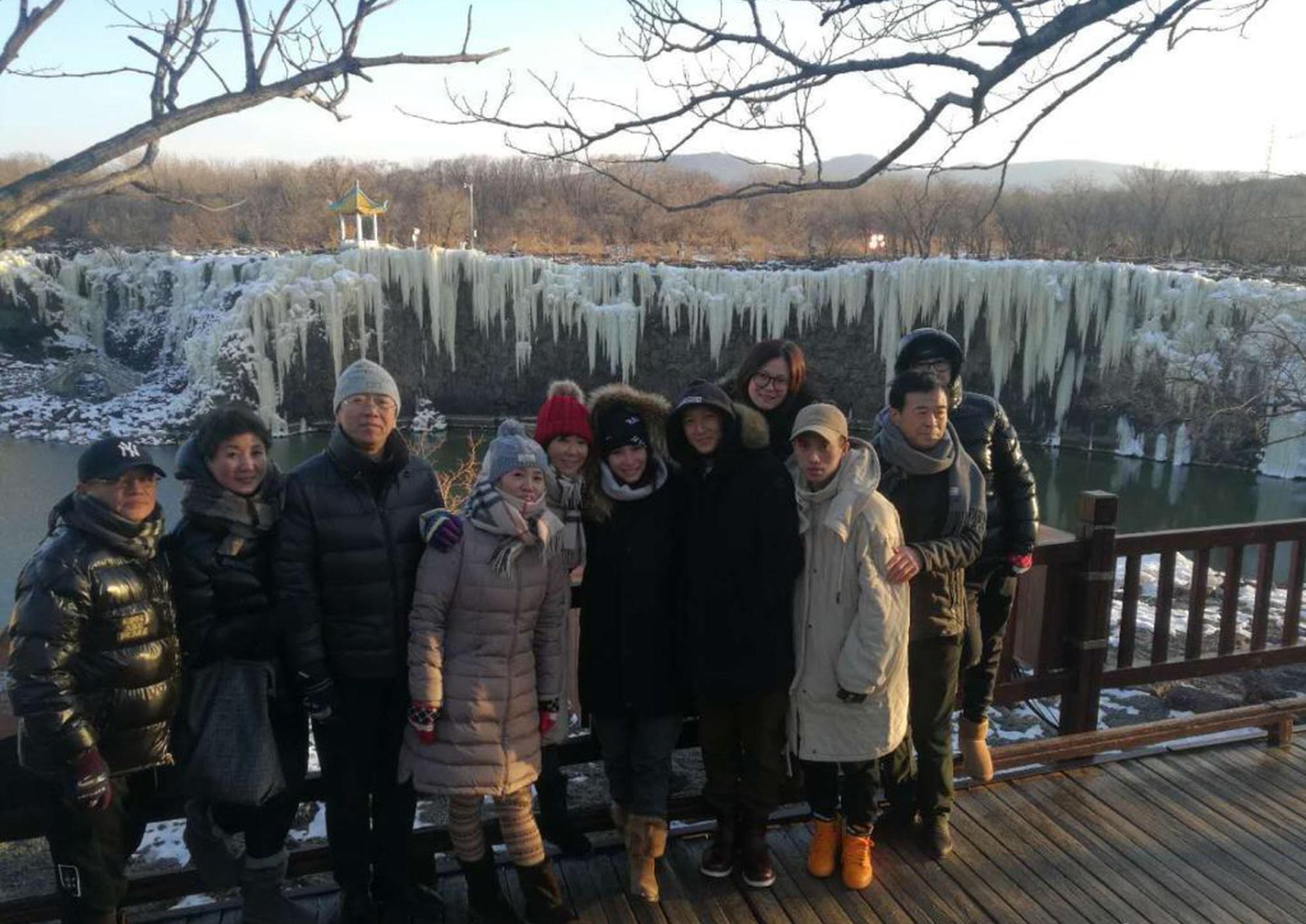 Tạm quên những hình ảnh lộng lẫy xa hoa, sao Hoa ngữ giản dị quây quần bên gia đình ngày đầu năm-8