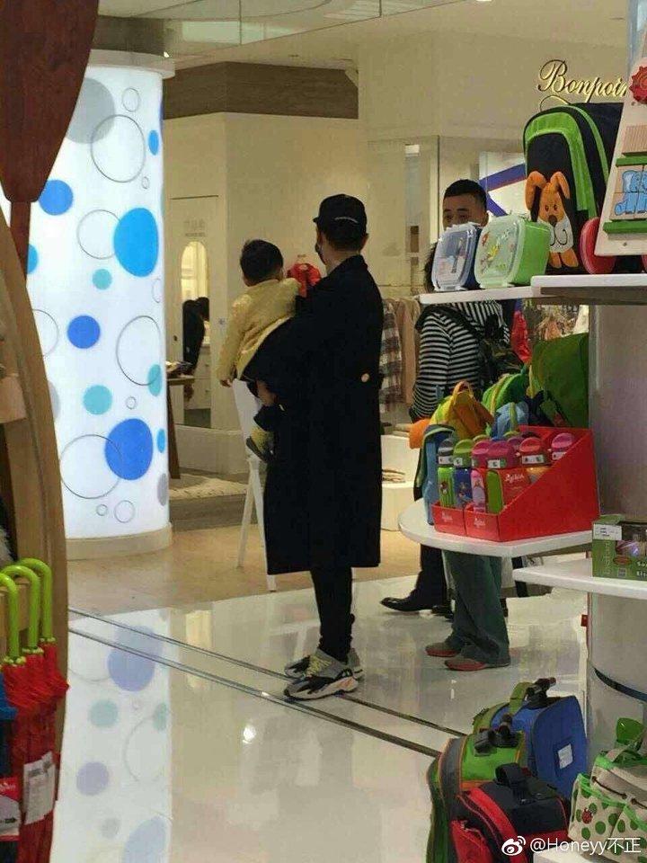 Tạm quên những hình ảnh lộng lẫy xa hoa, sao Hoa ngữ giản dị quây quần bên gia đình ngày đầu năm-5