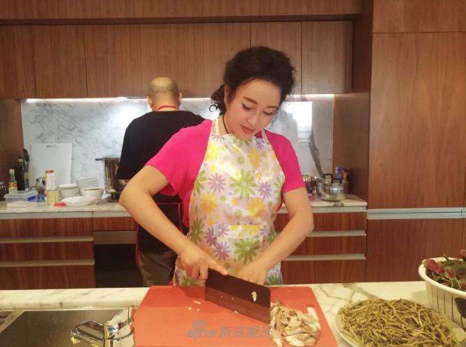 Tạm quên những hình ảnh lộng lẫy xa hoa, sao Hoa ngữ giản dị quây quần bên gia đình ngày đầu năm-3