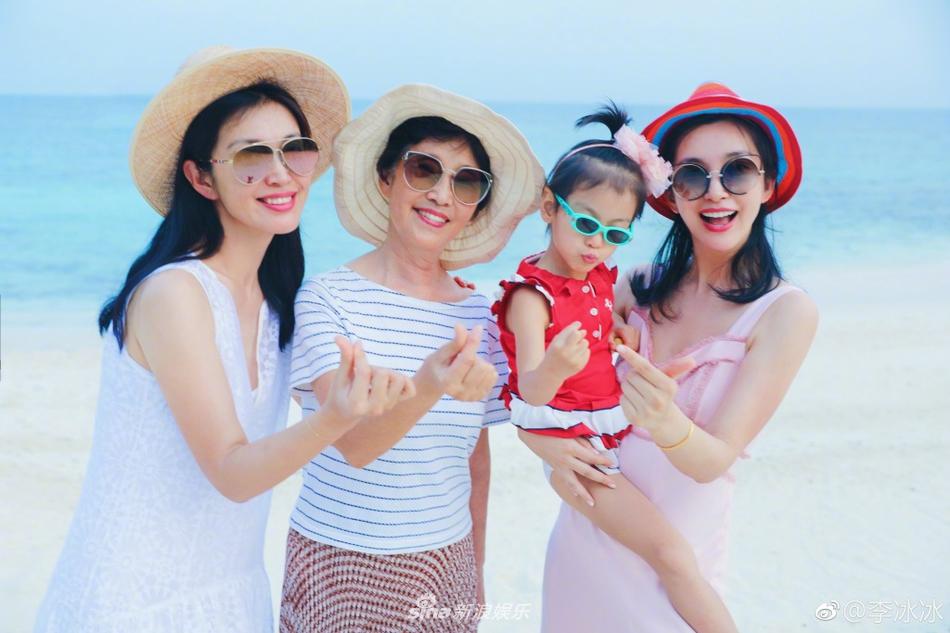 Tạm quên những hình ảnh lộng lẫy xa hoa, sao Hoa ngữ giản dị quây quần bên gia đình ngày đầu năm-11