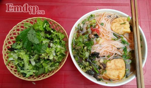 Mùng 4 Tết đi ăn bún ốc giải ngấy: Khách chấp nhận bị chặt chém vẫn ăn phải đồ ôi thiu-1