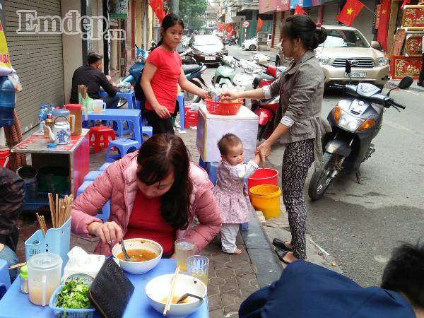 Mùng 4 Tết đi ăn bún ốc giải ngấy: Khách chấp nhận bị chặt chém vẫn ăn phải đồ ôi thiu-4