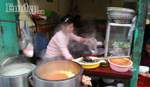 Mùng 4 Tết đi ăn bún ốc giải ngấy: Khách chấp nhận bị chặt chém vẫn ăn phải đồ ôi thiu-5