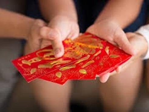 Mừng tuổi mẹ chồng 300 nghìn, tôi bị cả nhà chồng lườm nguýt