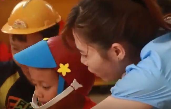 Gặp lại cậu bé lượm ve chai xếp dép cho cô giáo ở công viên-1