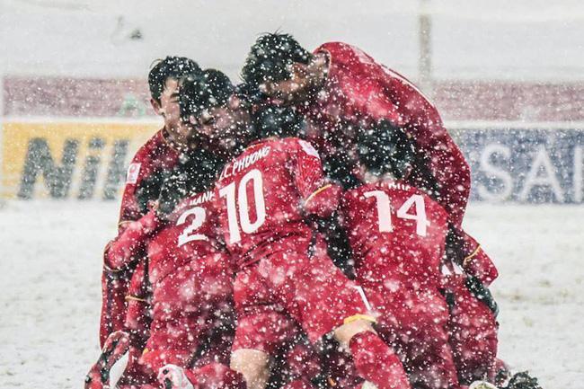 Tự sự ngày trở về của các cầu thủ U23 Việt Nam: Chỉ mong chiếc xe buýt đi mãi như thế!-1