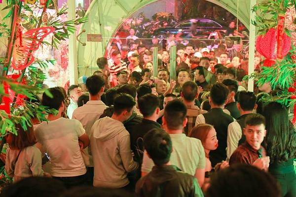 Mỹ Tâm gợi cảm ôm cột lắc tóc khiến quán bar đóng cửa vì quá tải khách-1