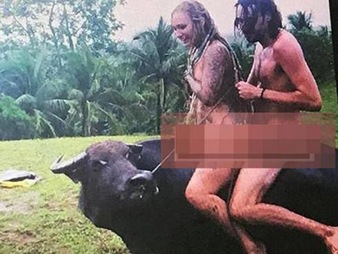 Khỏa thân cưỡi trâu, du khách Tây bị chỉ trích