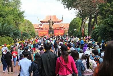 Ngàn người chen chân trẩy hội Tây Sơn, uống nước giếng cầu may-1