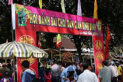 Ngàn người chen chân trẩy hội Tây Sơn, uống nước giếng cầu may-8