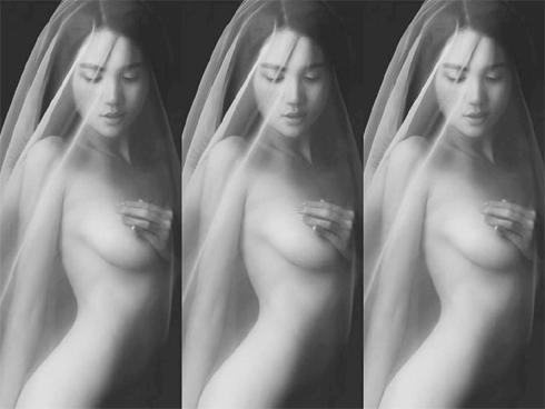 Ngọc Trinh tung ảnh bán nude đẹp 'quên sầu' ngay đầu năm