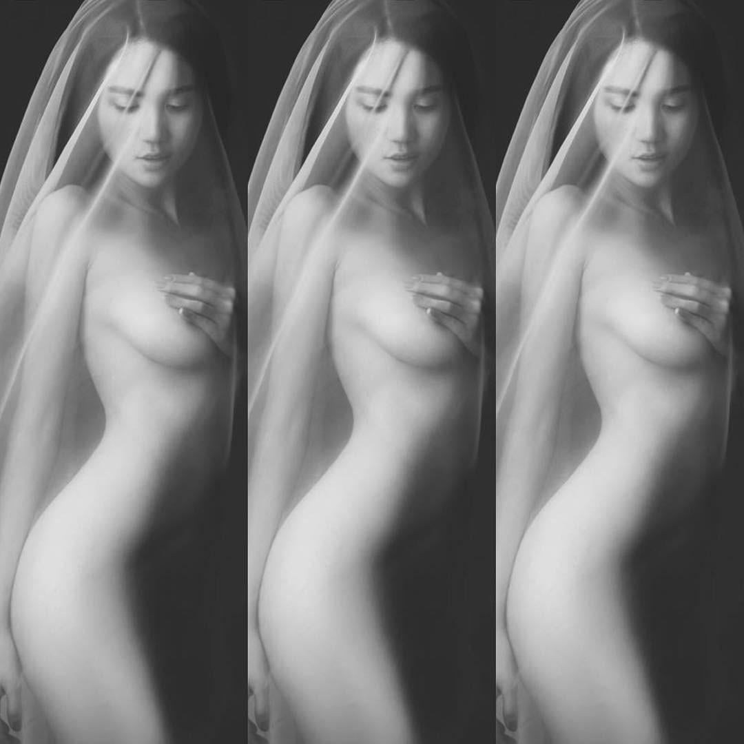 Ngọc Trinh tung ảnh bán nude đẹp quên sầu ngay đầu năm-1