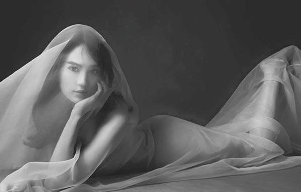 Ngọc Trinh tung ảnh bán nude đẹp quên sầu ngay đầu năm-4