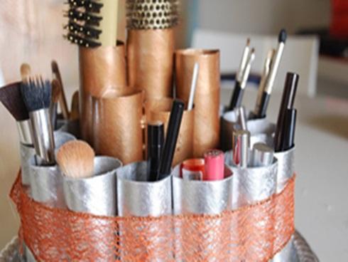 Tận dụng lõi cuộn giấy vệ sinh làm ống đựng cọ trang điểm