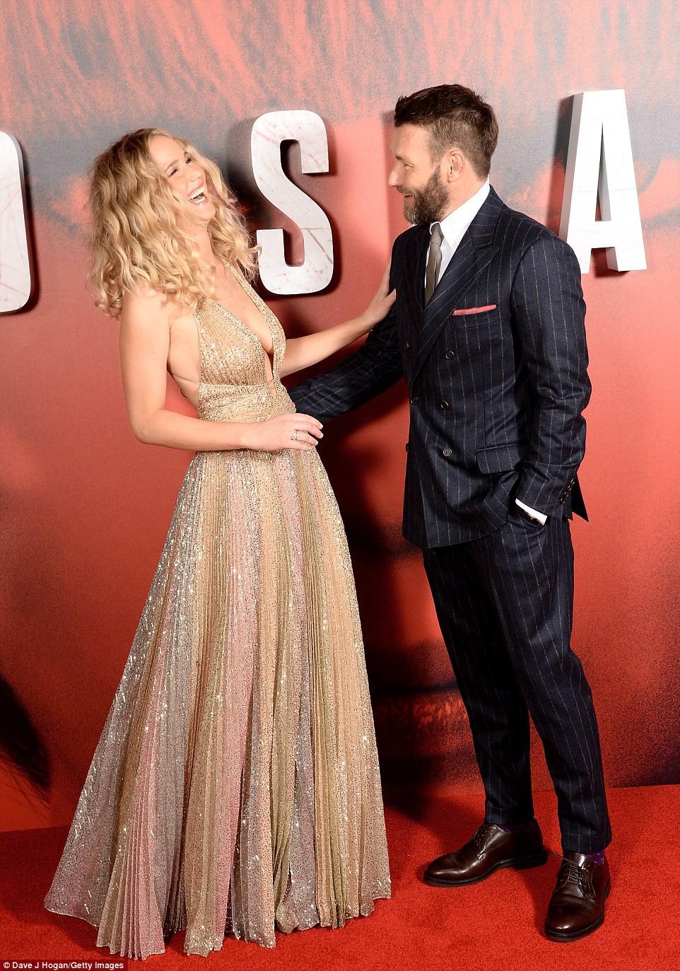 Những bộ váy khoe vòng 1 xập xệ đốt mắt người nhìn của Jennifer Lawrence-7