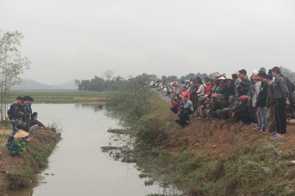 Con ‘cá thần’ gây xôn xao đã bị bắt: Người dân chen chân chạm vào cá cầu may, thả tiền xuống dòng kênh-1