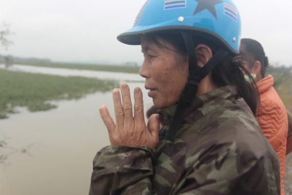 Con ‘cá thần’ gây xôn xao đã bị bắt: Người dân chen chân chạm vào cá cầu may, thả tiền xuống dòng kênh-2