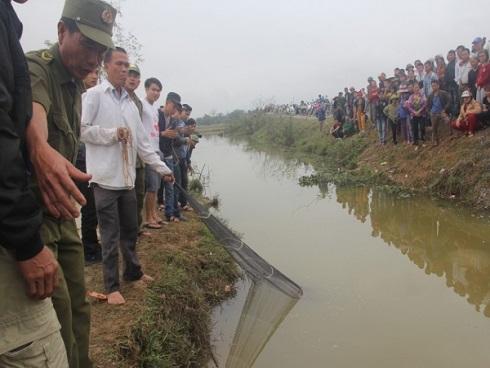 Dân ùn ùn xem mẹ con rắn thần xuất hiện trên mộ vô danh-5