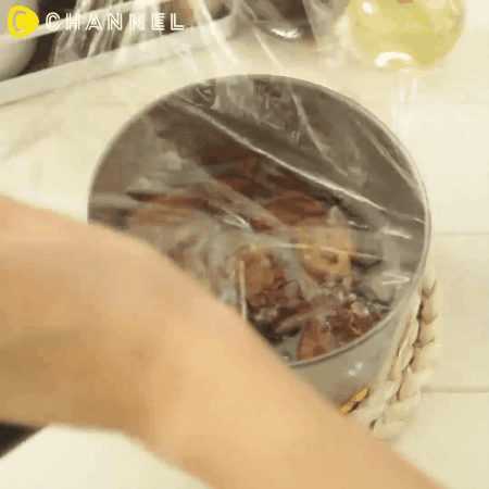 Loại bỏ lớp mỡ bị đông cứng trong nồi thịt kho chỉ trong tích tắc với mẹo đơn giản này!-1