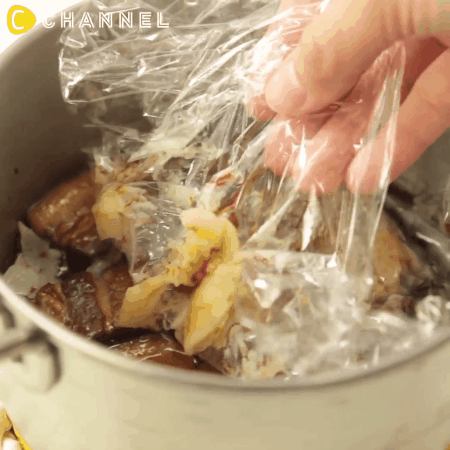 Loại bỏ lớp mỡ bị đông cứng trong nồi thịt kho chỉ trong tích tắc với mẹo đơn giản này!-2