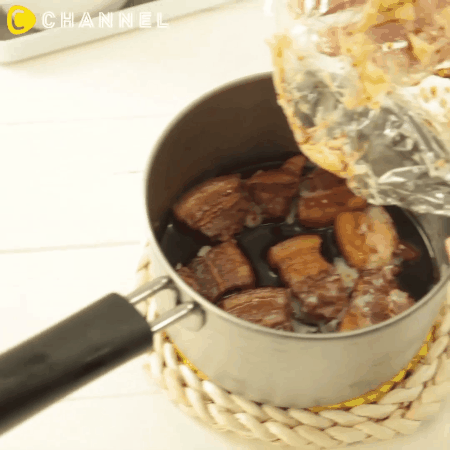 Loại bỏ lớp mỡ bị đông cứng trong nồi thịt kho chỉ trong tích tắc với mẹo đơn giản này!-3